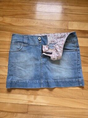 Amercian Eagle 2000s denim skirt w floral detail